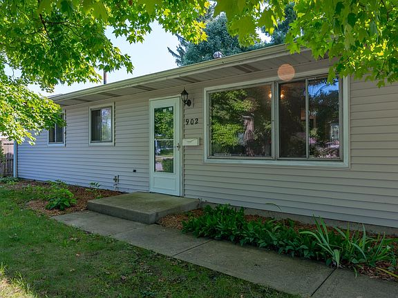 3rd image of 902 Pleasant Dr