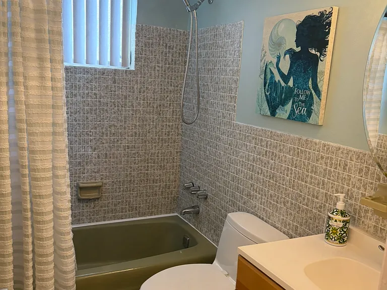 705 NE 2nd St #8 — Photo 11