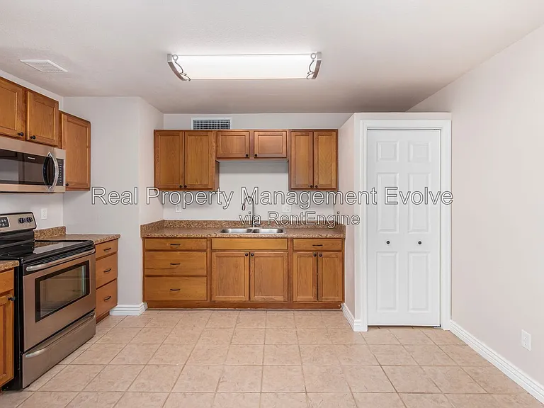 5438 S 46th Pl — Photo 10