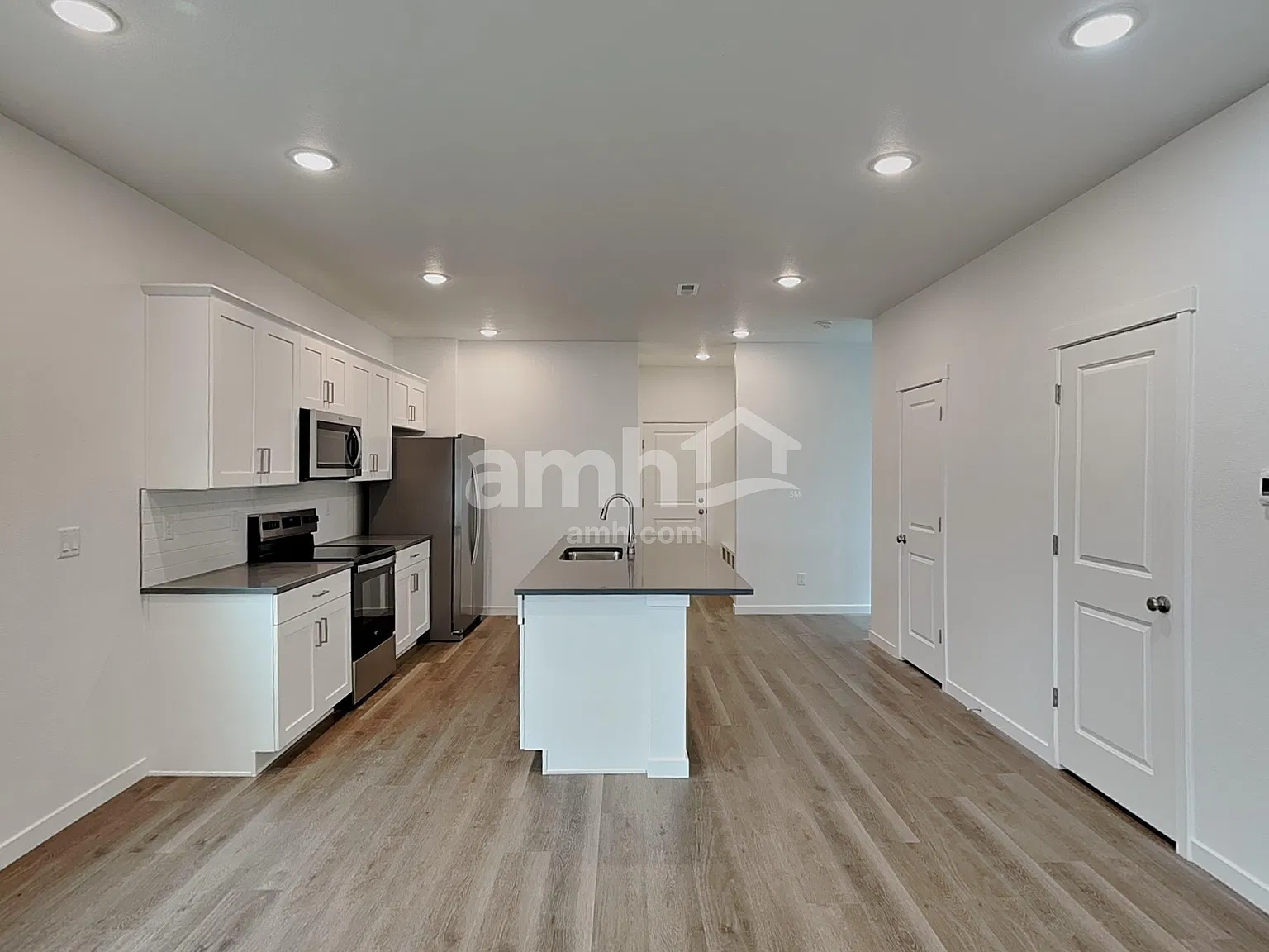 4 bed, 2.5 bath, 2202 sqft, $3,005 — Photo 4