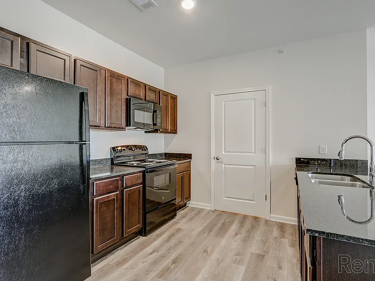 Hummingbird Hill Apartments — Photo 14