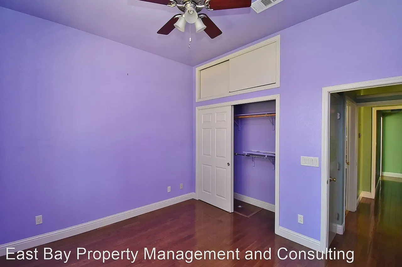 3 bed, 1049 sqft, $3,200 — Photo 2