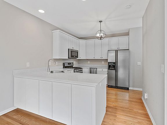 2nd image of 1906 Waverly Cir
