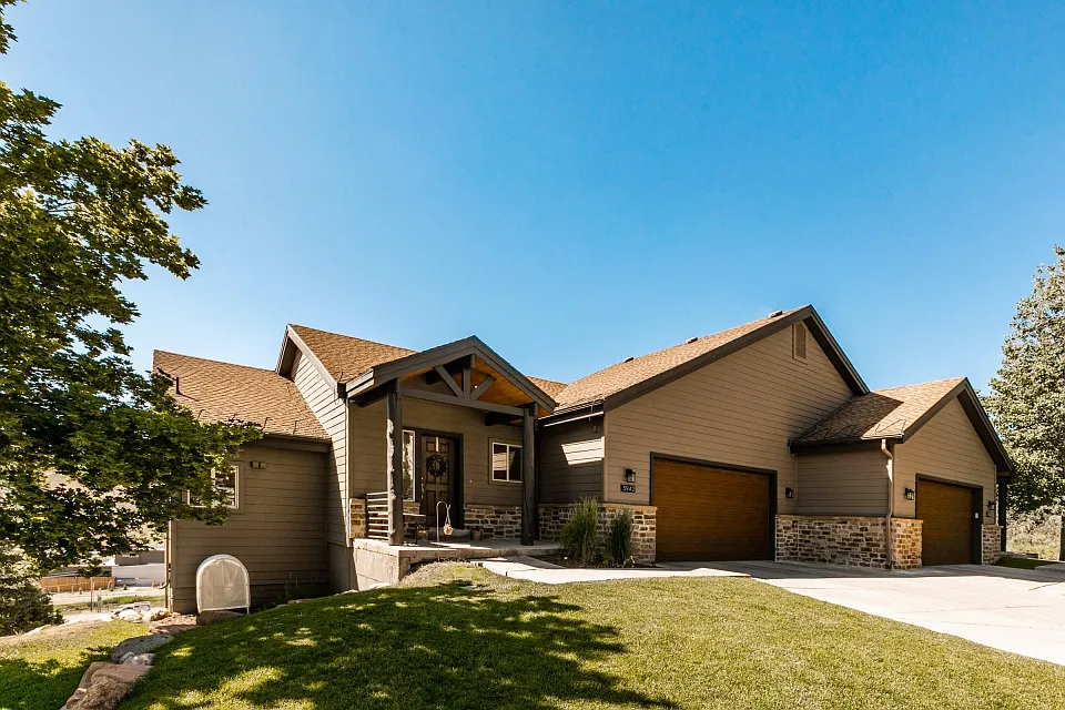 3 bed, 2.5 bath, 2865 sqft, $4,000 — Photo 1