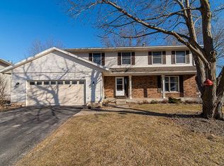 412 Stonehaven Ln NE, Cedar Rapids, IA 52402