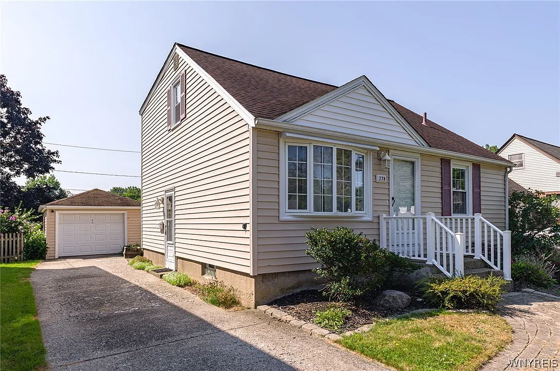 4 bed, 1.5 bath, 1302 sqft, $2,200 — Photo 2