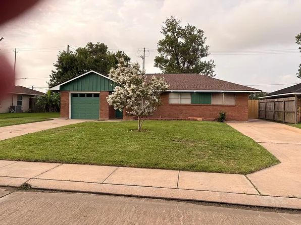 203 Mimosa St, Lake Jackson, TX 77566