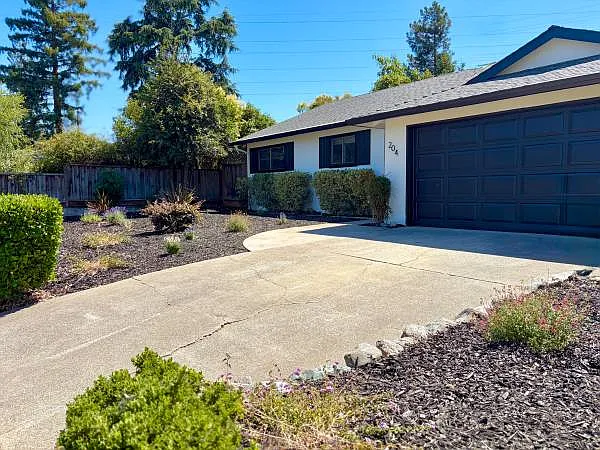 204 Carlester Dr — Photo 2