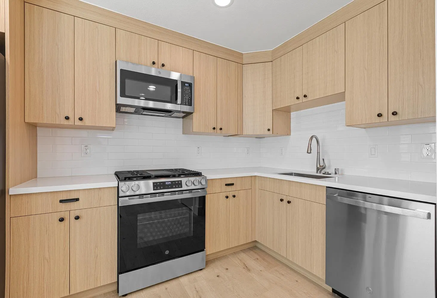 2 bed, 762 sqft, $2,200 — Photo 3