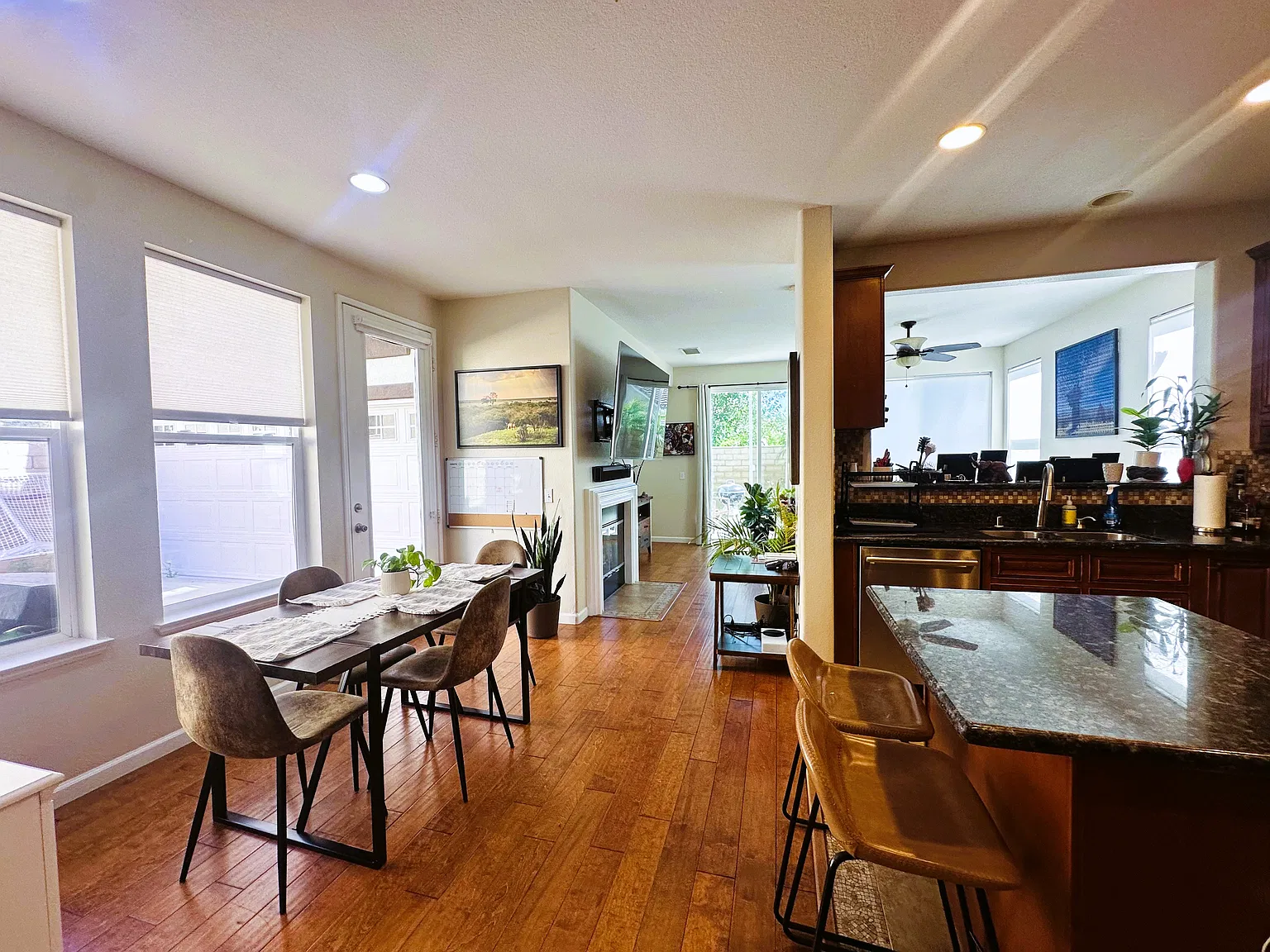4 bed, 2100 sqft, $4,380 — Photo 4