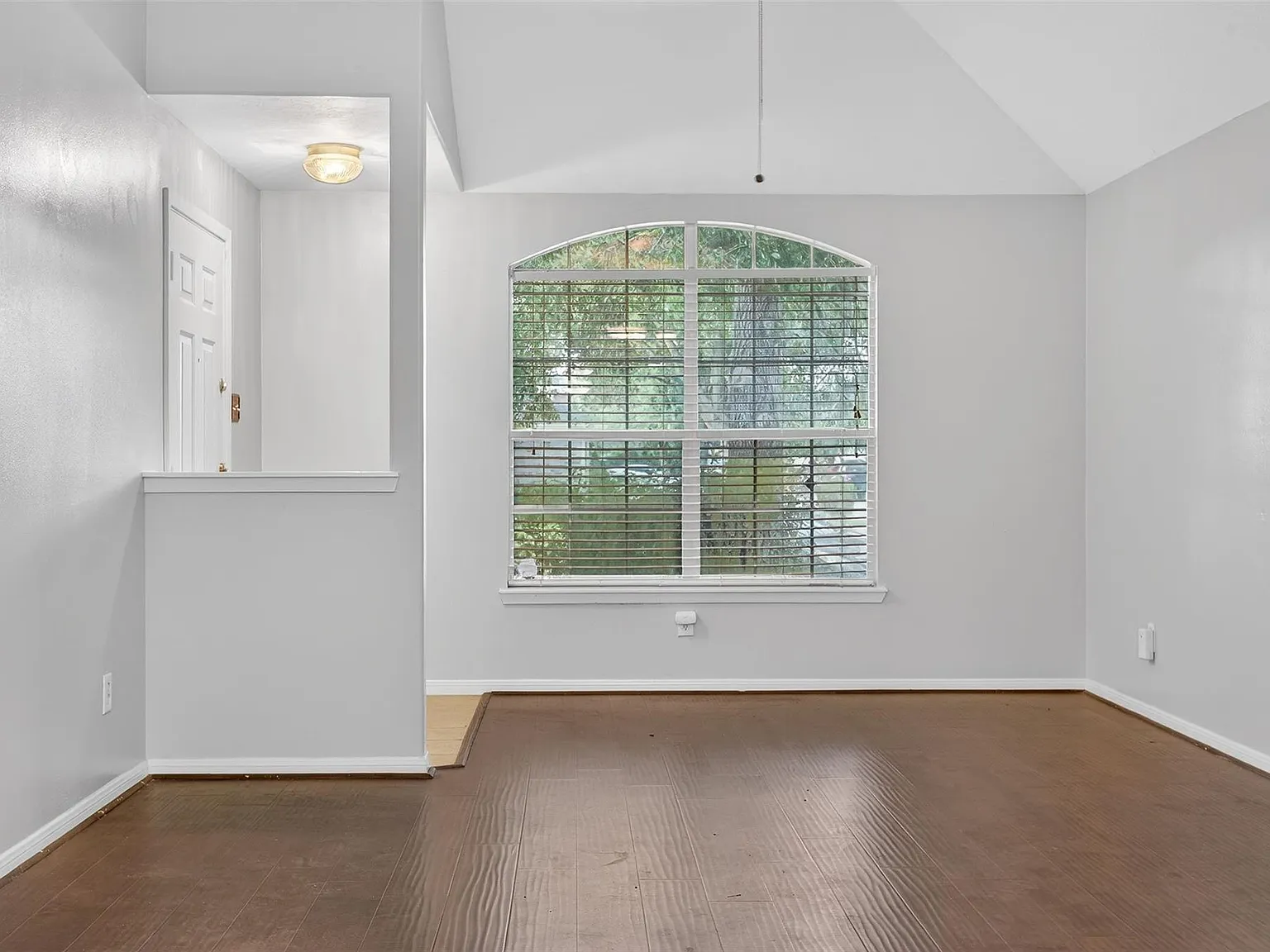 4 bed, 2.0 bath, 1698 sqft, $2,600 — Photo 3