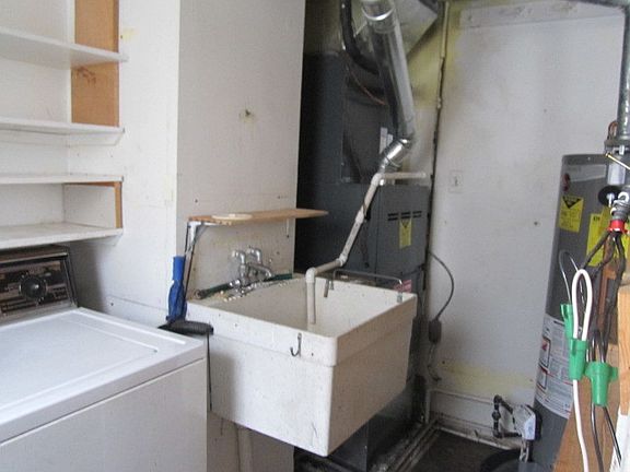 5th image of 2702 Calwagner Ave