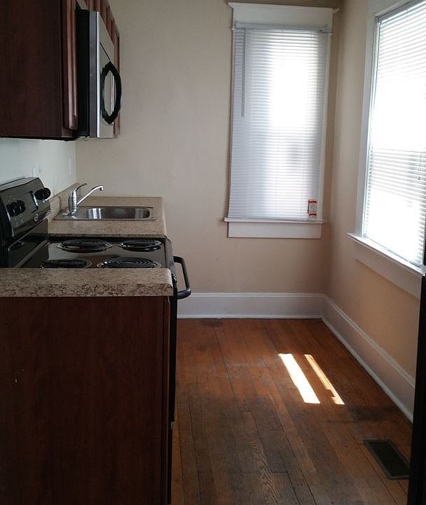 2nd image of 928 S Center St APT 1