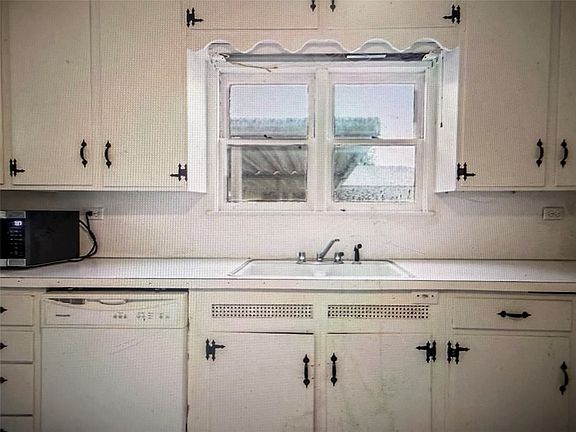 5th image of 1508 E Texas Ave