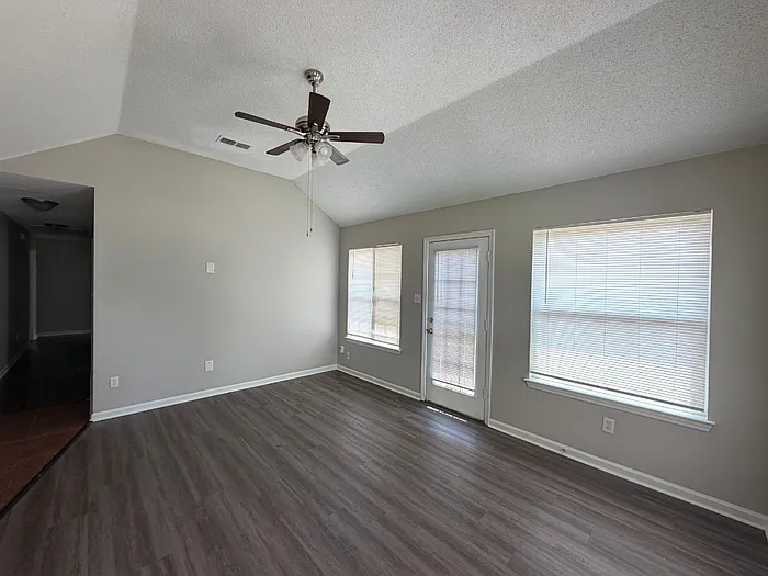 3 bed, 2.0 bath, 1207 sqft, $1,395 — Photo 2