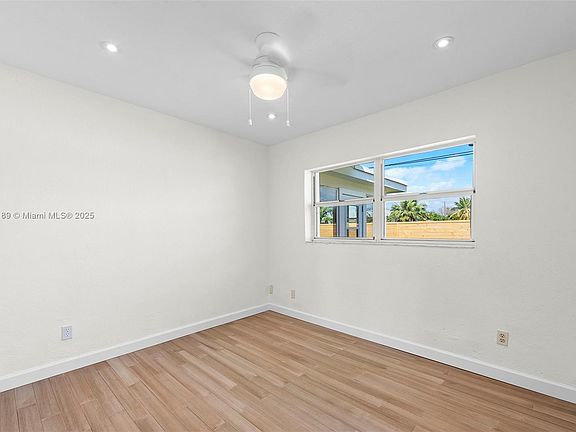 5th image of 9411 Jamaica Dr #9411
