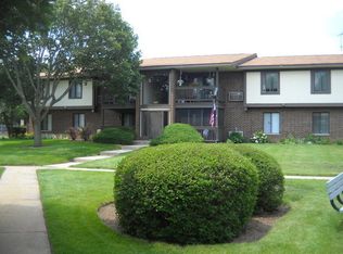 590 Somerset Ln APT 4, Crystal Lake, IL 60014