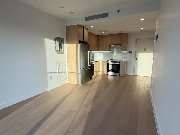 150-02 Northern Boulevard image 1 of 4