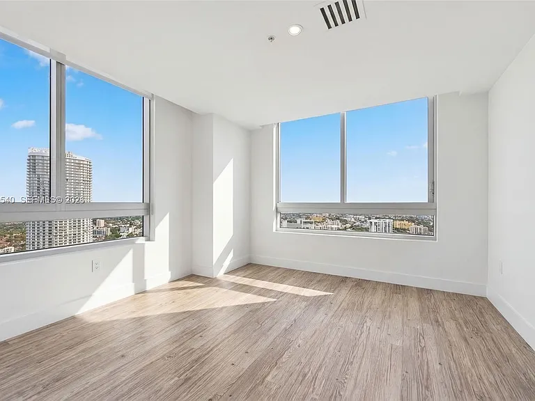 90 SW 3rd St #Penthouse 12 — Photo 32