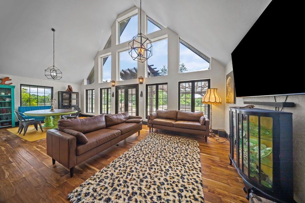 Apartment in Hawkins, Wood