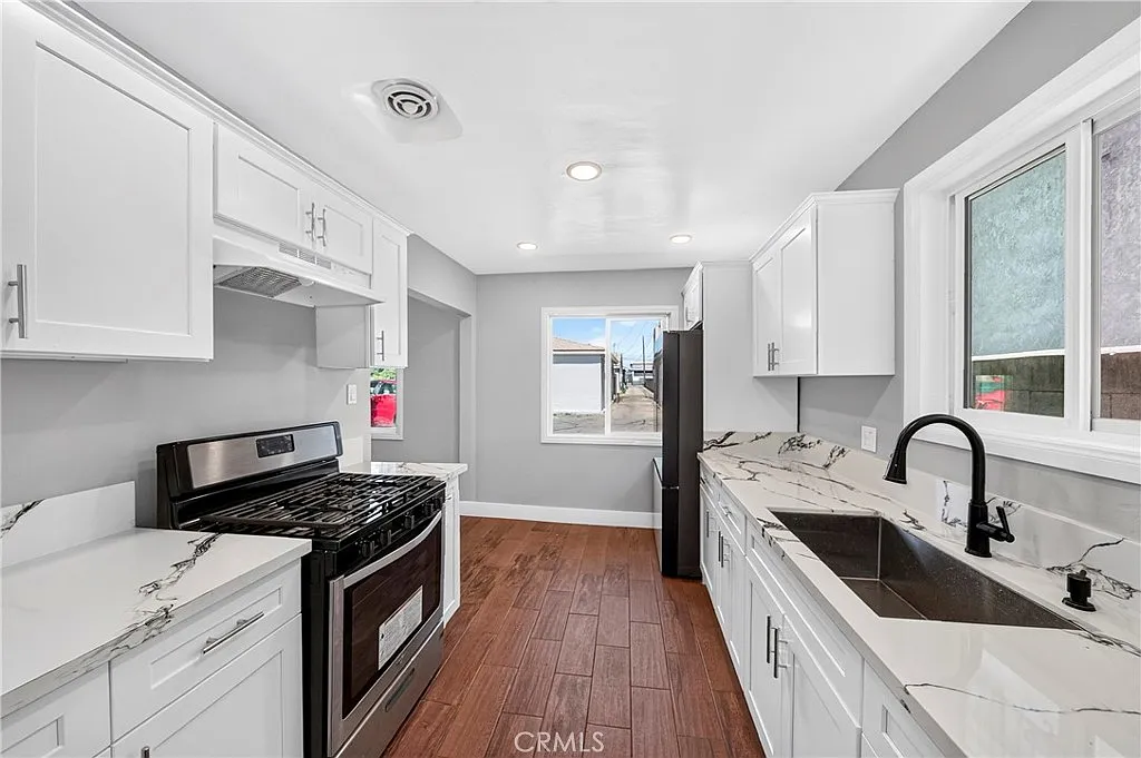 2 bed, 945 sqft, $3,000 — Photo 4