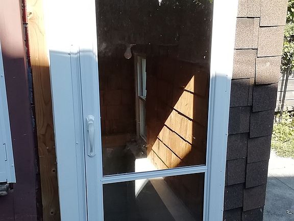 5th image of 761 Markham St #Basement