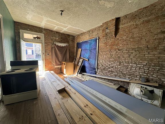 3rd image of 32 N Ellis St