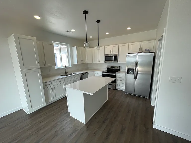 1325 W Bonneville St — Photo 4