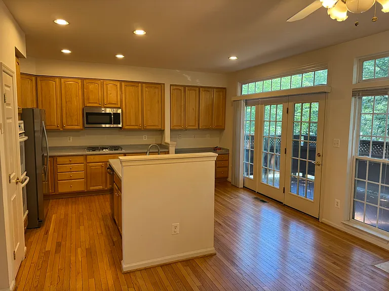 2743 Manhattan Pl — Photo 26
