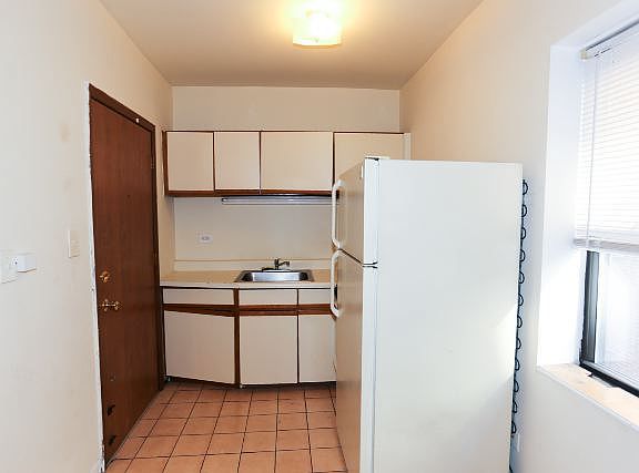 3rd image of 817 W Cornelia Ave APT 105