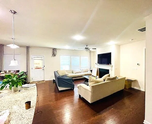 5 bed, 4.0 bath, 3274 sqft, $3,200 — Photo 3
