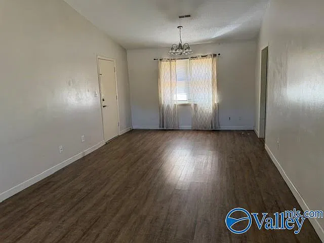 3 bed, 1.0 bath, 1050 sqft, $1,350 — Photo 2
