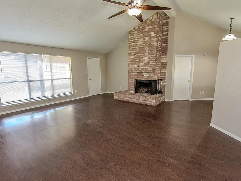 16746 Selder Dr — Photo 2