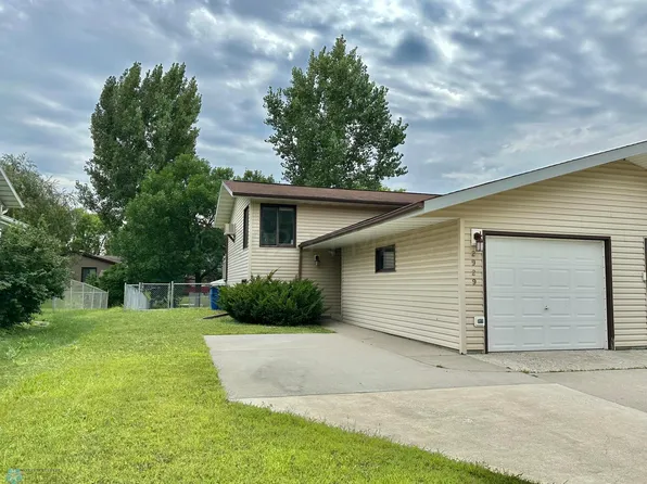 2929 Heatherwood Cir S, Moorhead, MN 56560