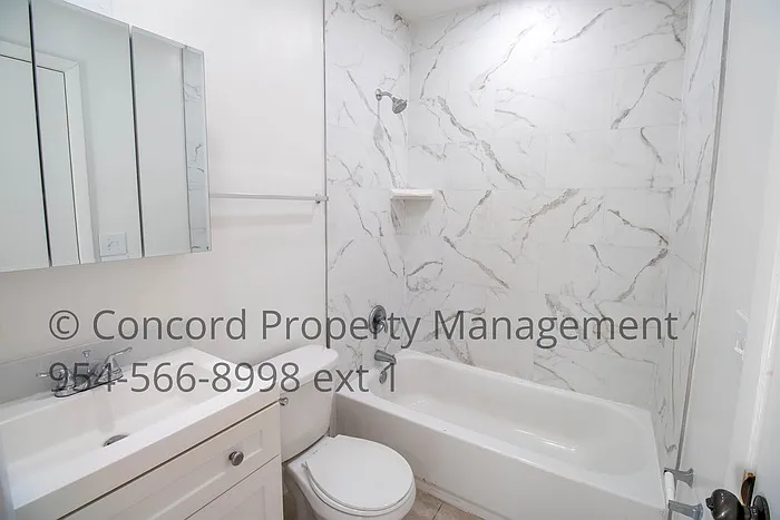 835 SW 4th St #3 — Photo 2