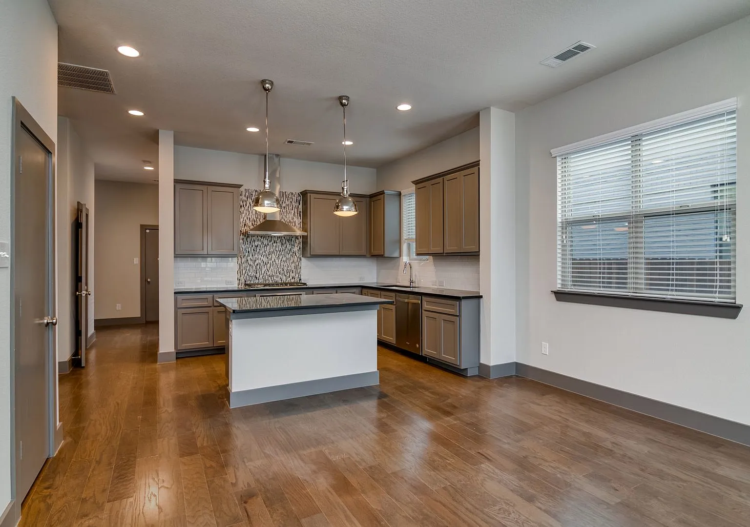 Gorgeous 3 Bedroom Townhouse Located In Fort Worth! — Photo 4