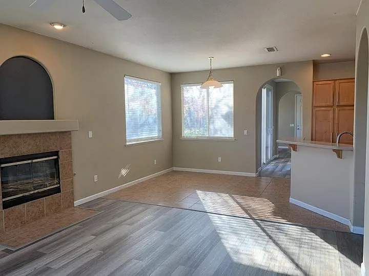 2181 Bradburn Dr — Photo 3