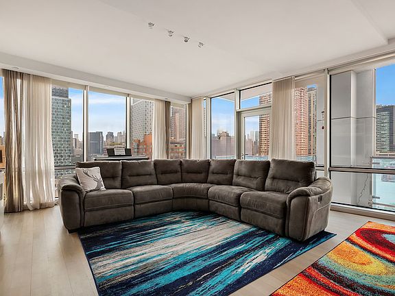 3rd image of 519 Borden Ave APT 9I