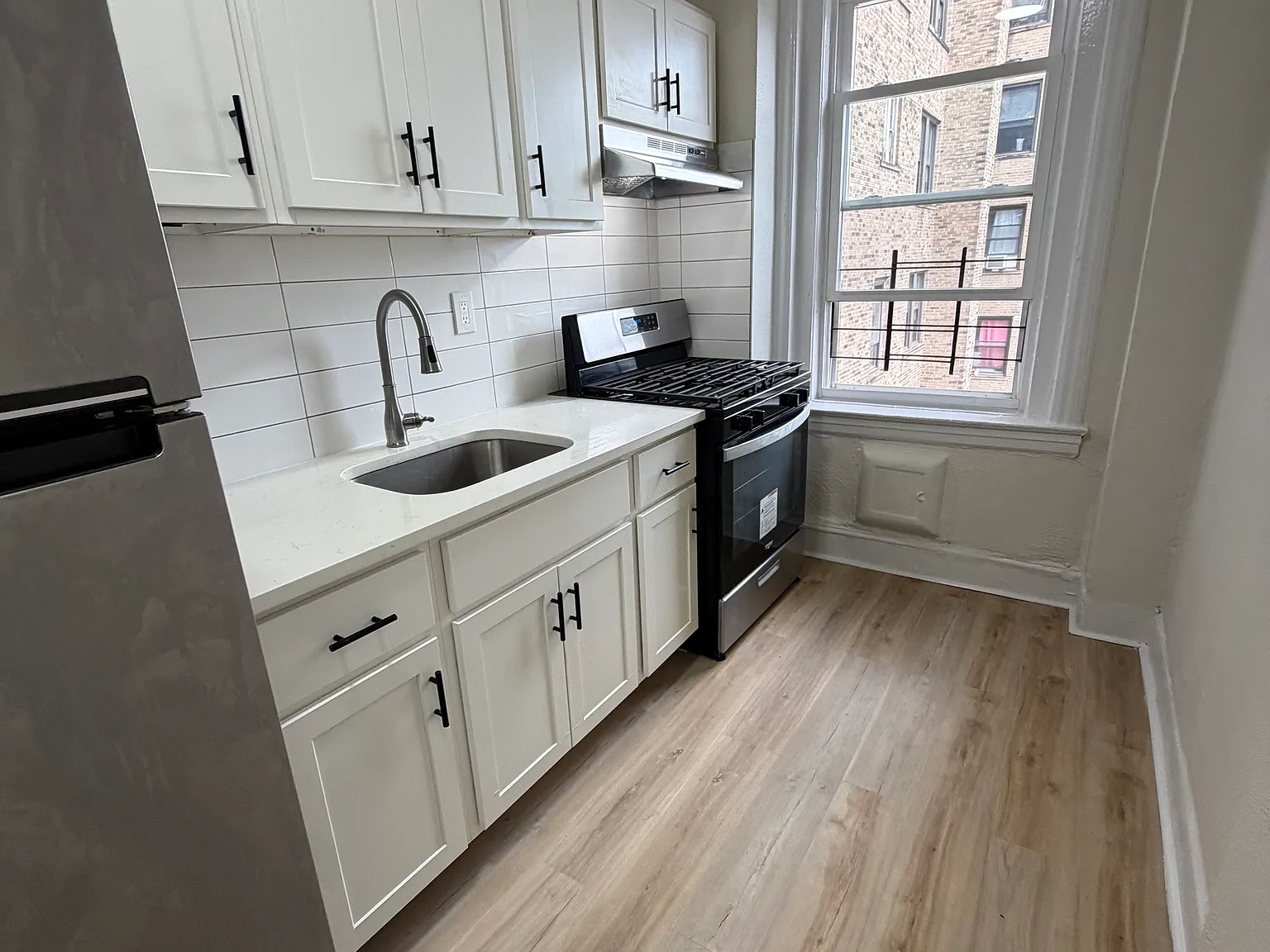 3 bed, 900 sqft, $2,500 — Photo 1