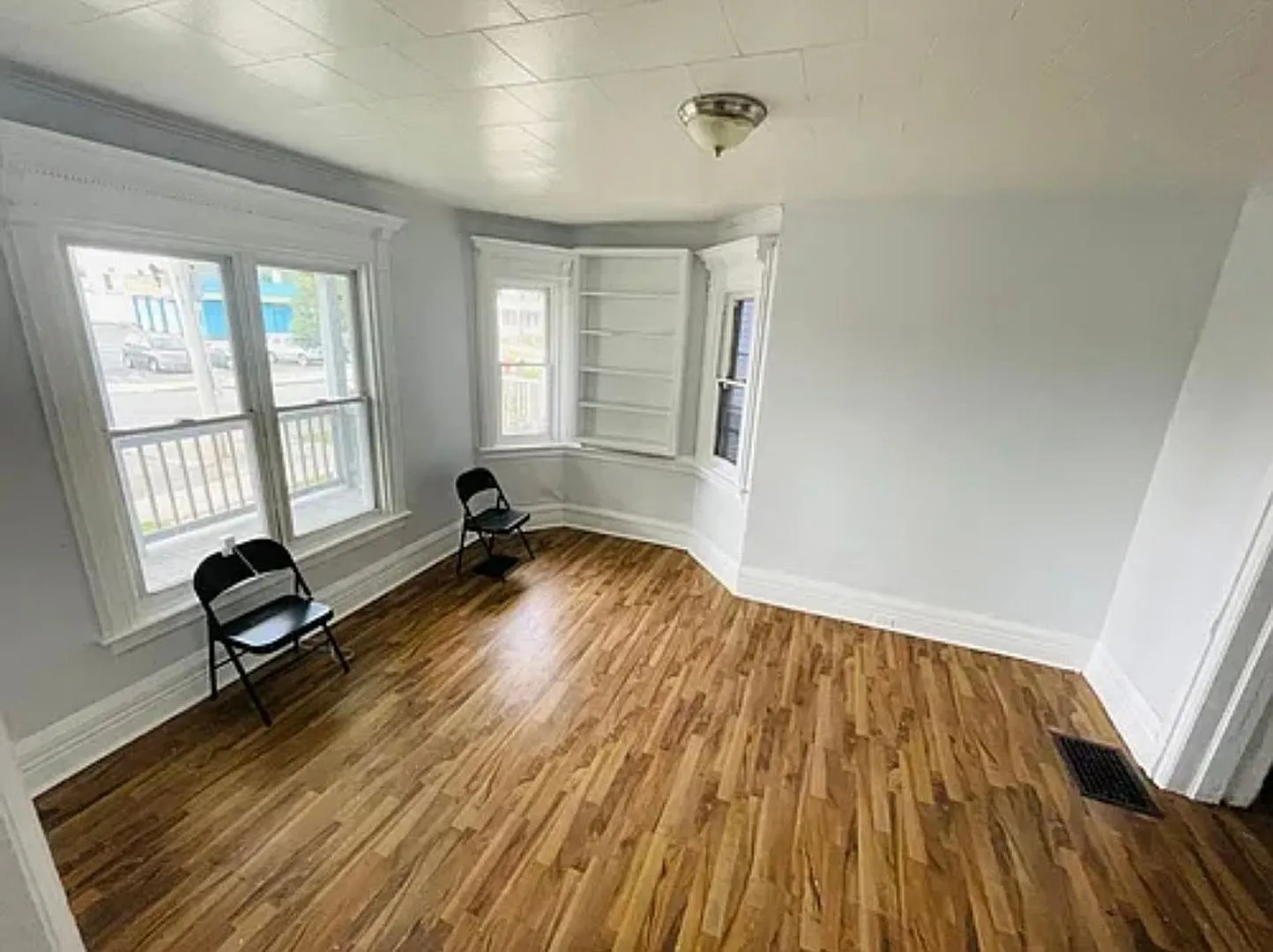 Charming 1BR Duplex in Buffalo — Photo 2