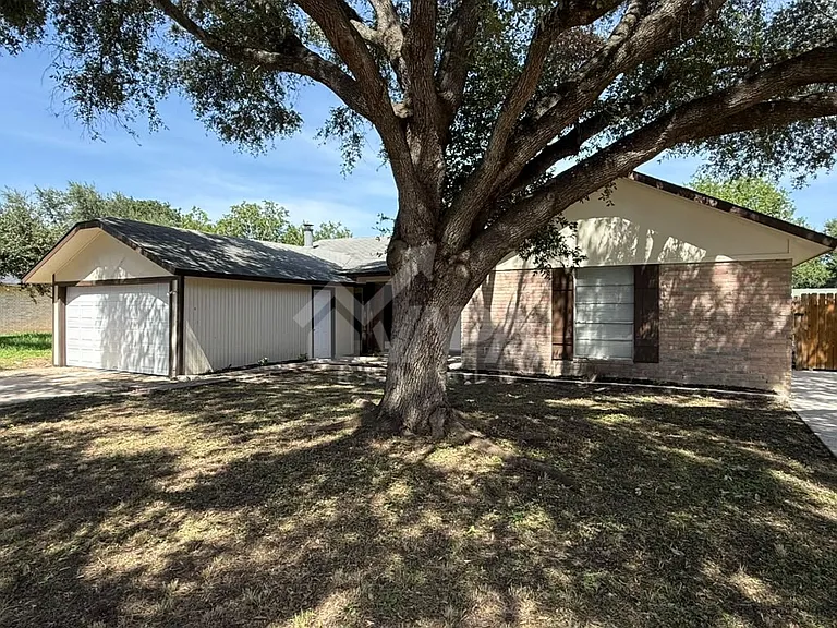 2706 Lakebriar St — Photo 3