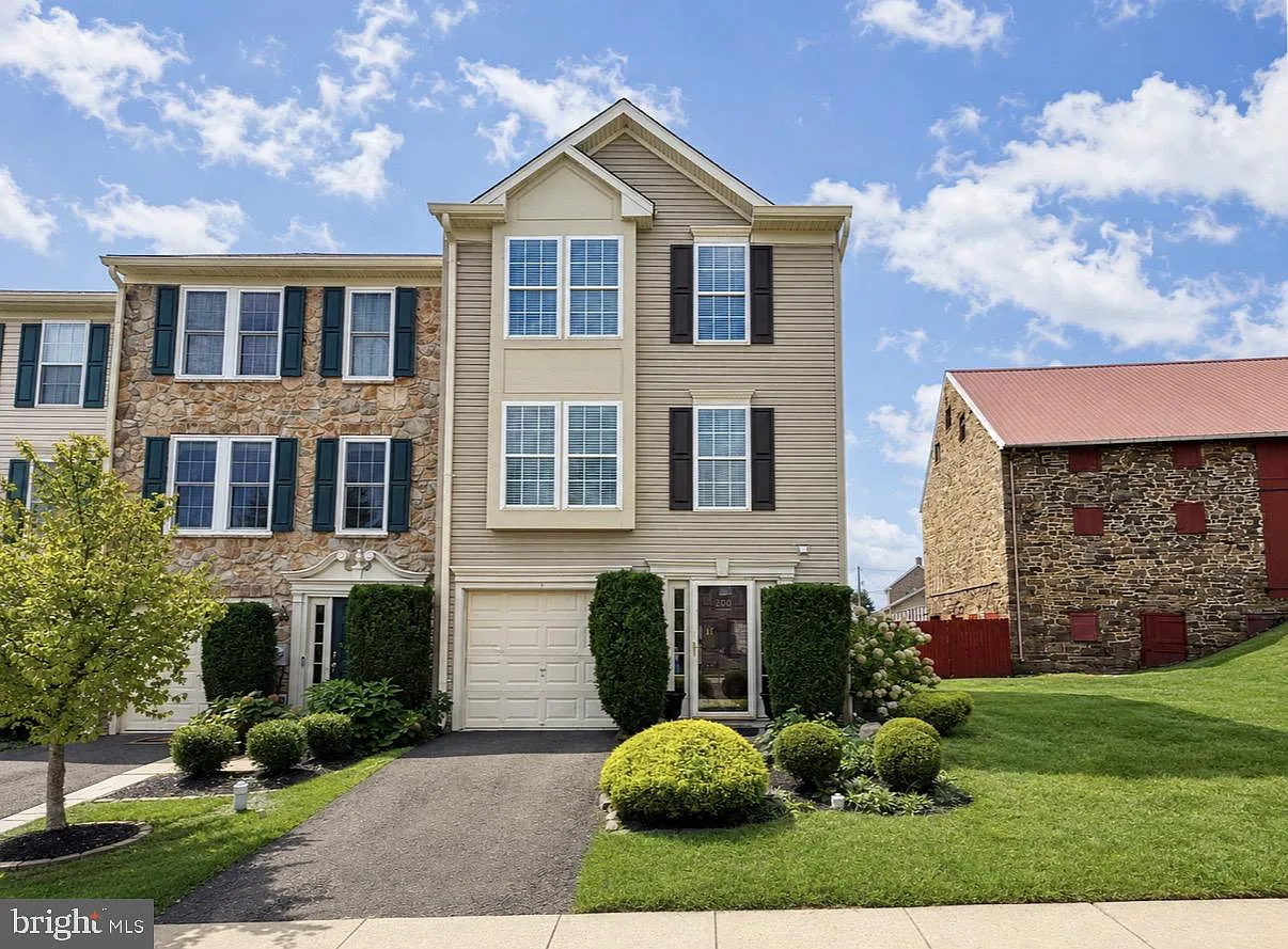 3 bed, 2.5 bath, 1544 sqft, $3,000 — Photo 1