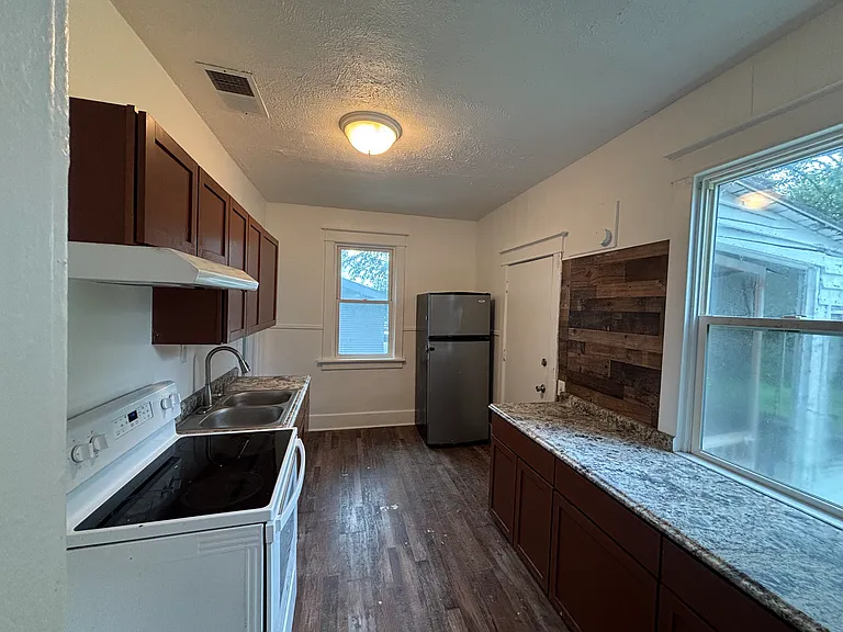 4147 Lake St — Photo 7