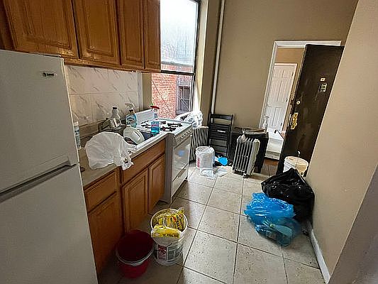 3rd image of 519 W 48th St APT 18