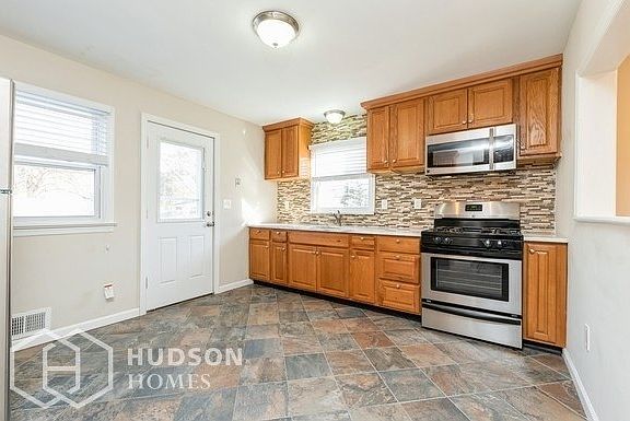 5th image of 1308 Gress St