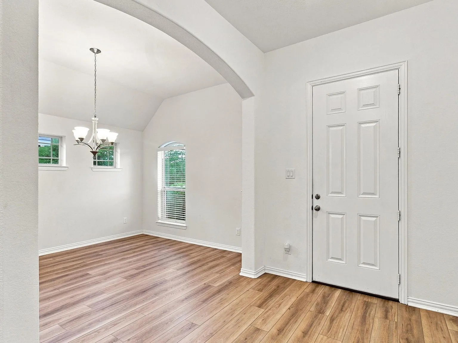 3 bed, 2.0 bath, 2038 sqft, $2,700 — Photo 2