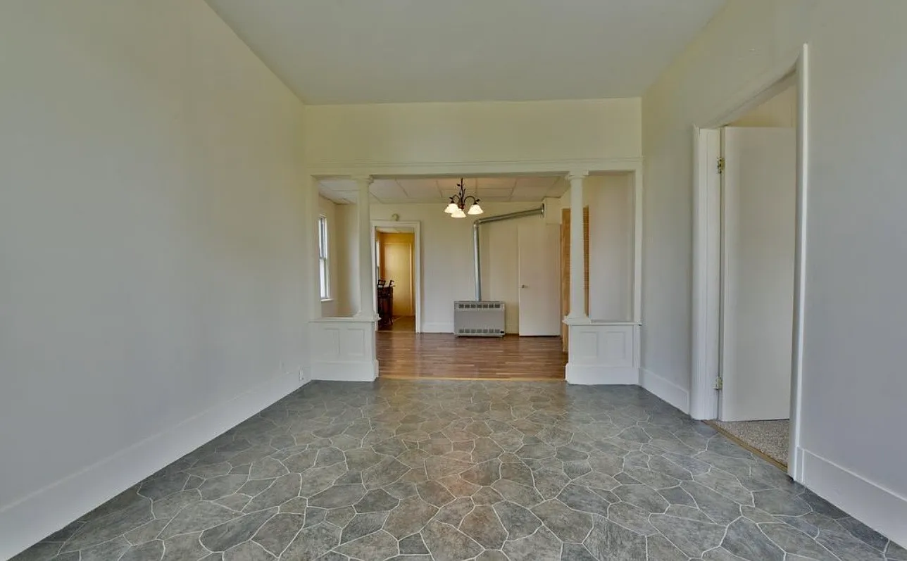 3 bed, $1,300 — Photo 2