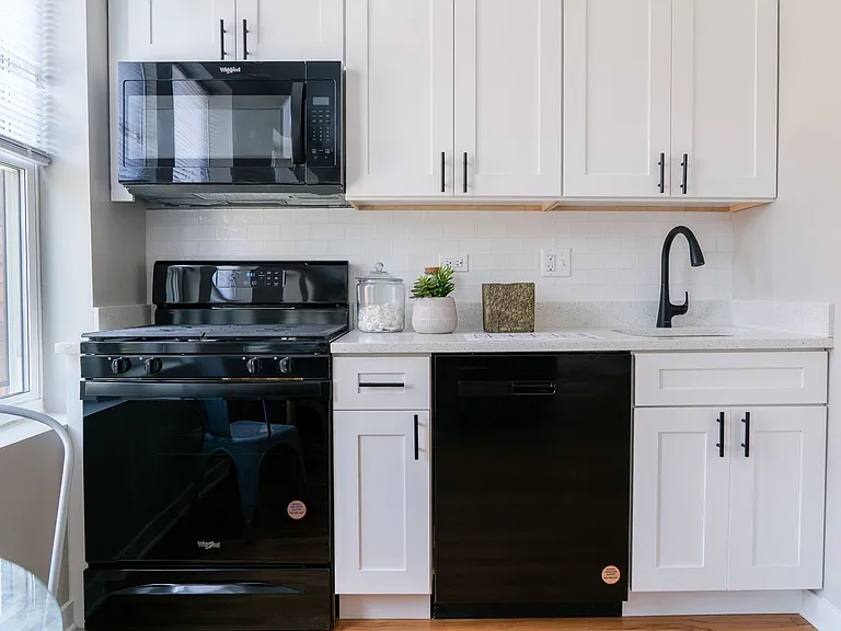 3051 W Leland Ave — Photo 18