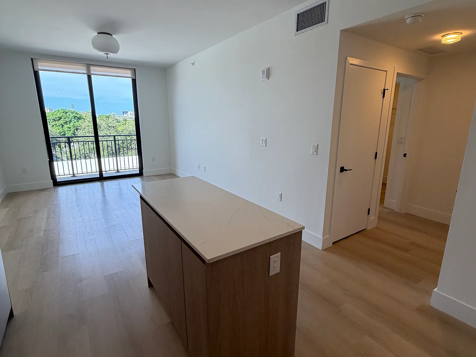 1 bed, 721 sqft, $1,929 — Photo 4
