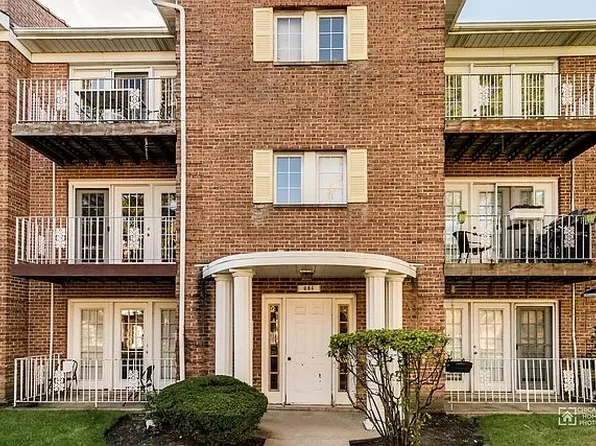 684 Quincy Bridge Ln APT 302, Glenview, IL 60025